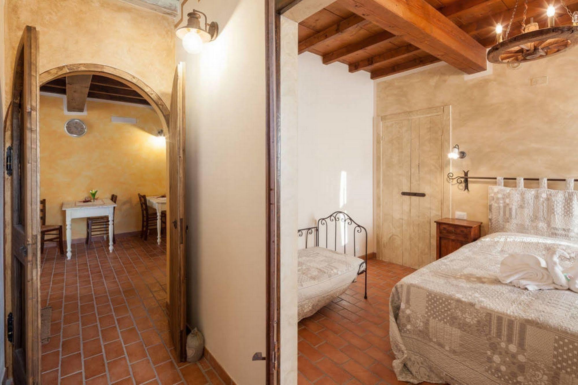 La Casa Delle Rondini Bed & Breakfast Roncoferraro Екстериор снимка