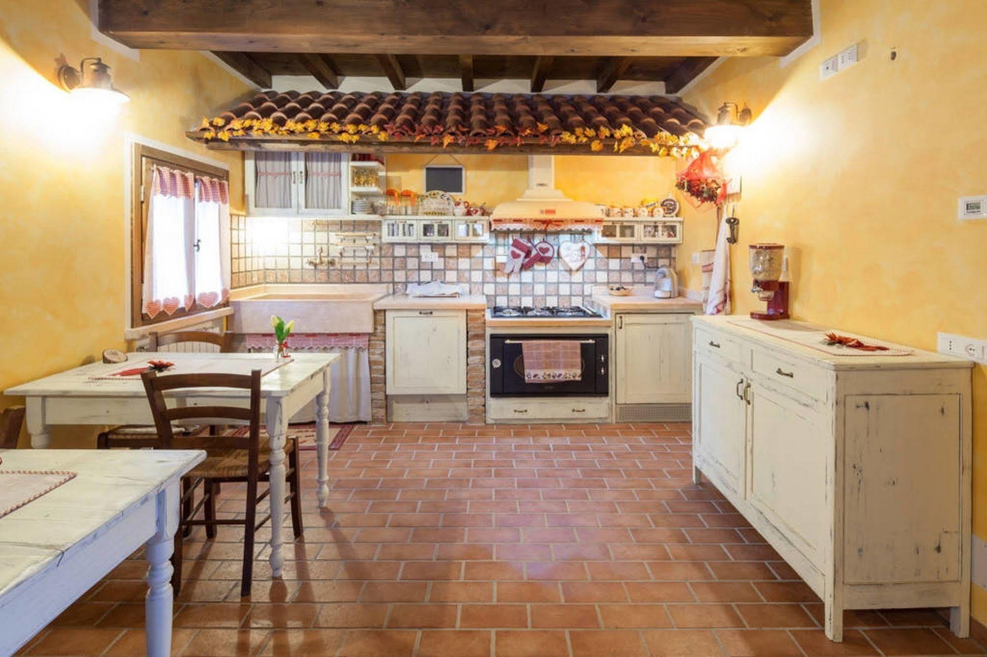 La Casa Delle Rondini Bed & Breakfast Roncoferraro Екстериор снимка